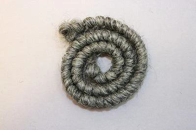 Todo encerrado gris medio rizado crepé lana cabello teatral con goma Spirit Foto 1 de 4