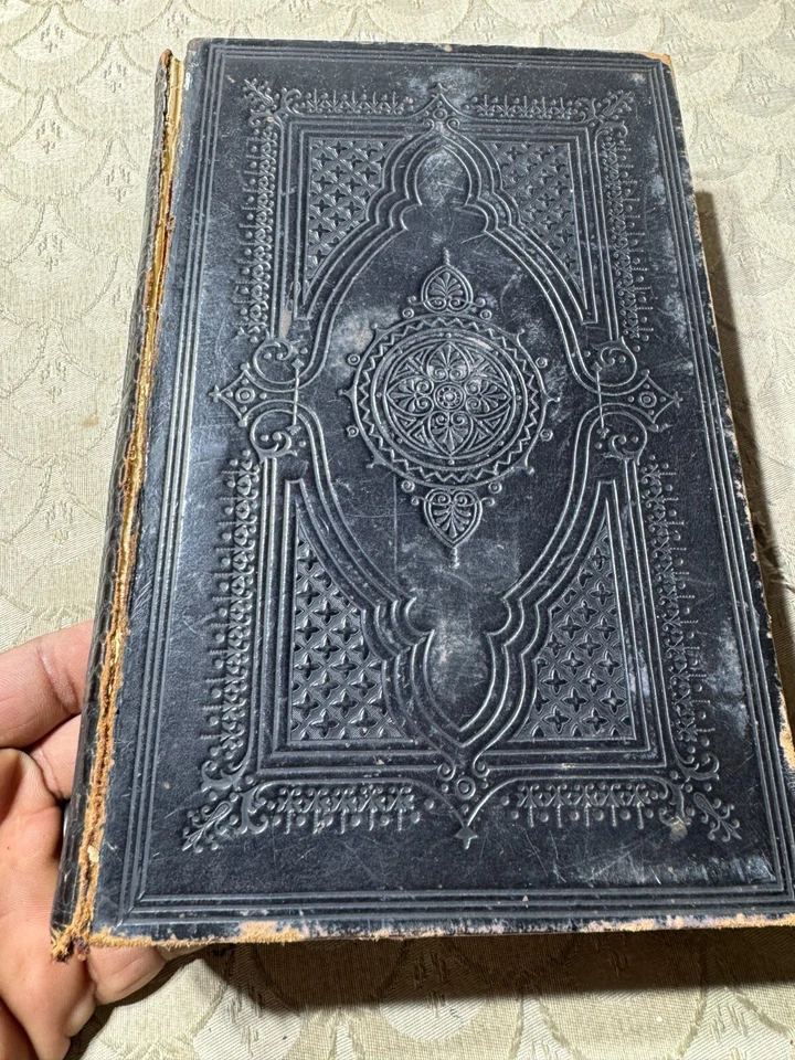 Antique 1875 Y Bibl Cyssegr-Lan, sef Yr Hen Destament a'r Newydd Welsh Bible - Image 1 of 4