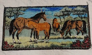 Vintage Pferd Wandteppich Wandbehang Pferde am Fluss 36"x19" rustikal - Bild 1 von 10