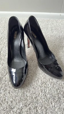 Zapatos de salón de charol negro miu miu Foto 1 de 4
