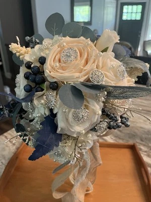Ramo de boda con joyas hecho a mano blanco con diamantes de imitación azules y perlas Foto 1 de 4