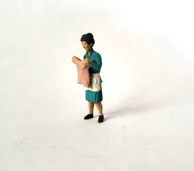 Arttista #1169 - Woman with Laundry - O Scale Figure - Model Trains - NEW - Imagem 1 de 3