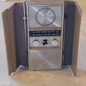 Realistic Radio Shack AM-FM Travel Alarm Clock Radio Tested Works Vintage 12-605 - Picture 1 of 8