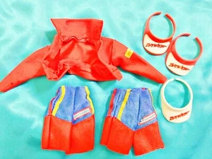 LOTE DE ACCESORIOS BAYWATCH BARBIE CHAQUETA PANTALONES CORTOS VISERA DE SOL GORRAS - Imagen 1 de 6