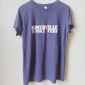 T-shirt Somerville Is For Lover's viola donna media M cuore grafica amore - Foto 1 di 10