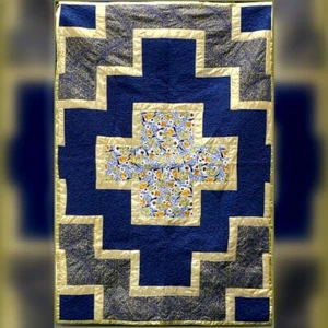 Handgefertigter Quilt FRENCH LE BLEU ET L'OR DE LIMOGES Blue and Gold Twin Quilt - Bild 1 von 6