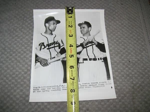 MILWAUKEEW BRAVES BILLY BRUTON MIT TOMMY HOLME BRADENTON FL PRESSEFOTO 1950ER JAHRE - Bild 1 von 3