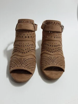 Sandalias de cuña Route 66 para mujer beige talla 7 NUEVAS zapatos de gamuza con patrón perforado  Foto 1 de 4