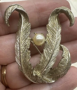 Vintage Faux Pearl Brushed Gold Tone Pin Brooch - Picture 1 of 2