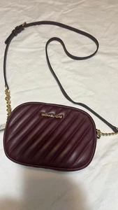 MICHAEL KORS ROSE Small Quilted Oval Camera X-body In MERLOT Vegan Faux Leather - Picture 1 of 3