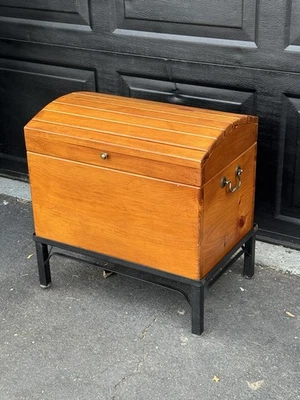 Cofre vintage redondeado superior oriental blanco PINO Hope con soporte de metal Foto 1 de 4