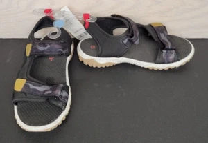 Sandalias camufladas Jessie negras con correas ajustables Carter's para niños pequeños talla 12 - Imagen 1 de 6
