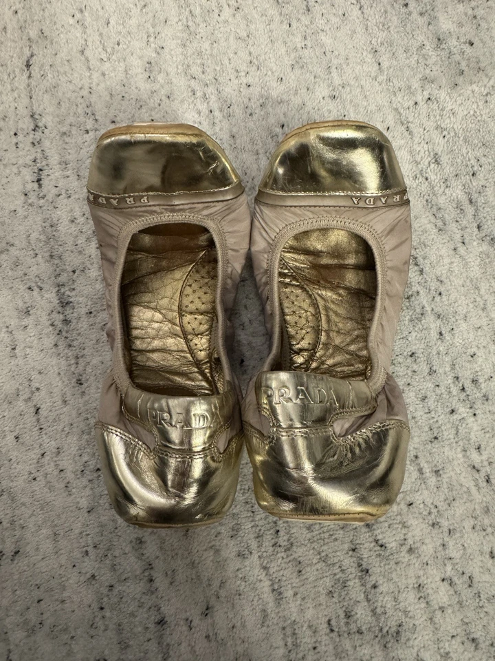 Sapatos de balé Prada Sport 39 largura regular “dança” sem salto em detalhes nude e dourado - Imagem 1 de 4