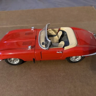 Coche de metal fundido a presión Burago Jaguar E 1961 color rojo escala 1/18 hecho en Italia 3016 Foto 1 de 4