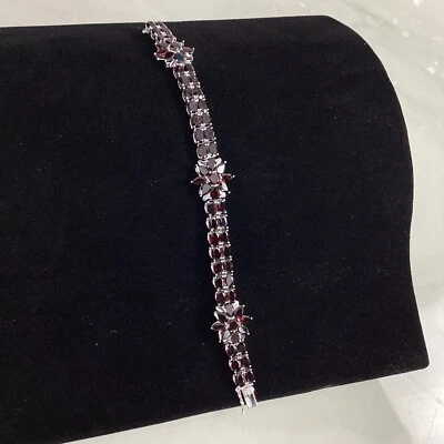 Pulsera de ley 925 con flor de granate almandina con baño de rodio, 8,5" Foto 1 de 4