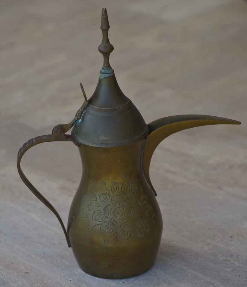 DE COLECCIÓN Latón Dallah Medio Oriente CAFETERA Rosas Palmeras Foto 1 de 4