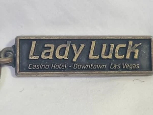 Ladyluck Casino Hotel Schlüsselanhänger Las Vegas NV Bronzefarben Glücksspiel Vintage Rarität - Bild 1 von 4