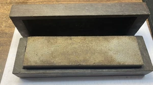 Piedra de afilar vintage de doble grano en caja de madera - Imagen 1 de 5