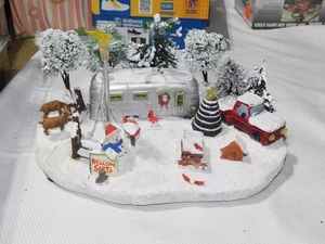 Cracker Barrel Musical LED Weihnachtsanhänger Camper Schneeszene Tischdorf - Bild 1 von 4