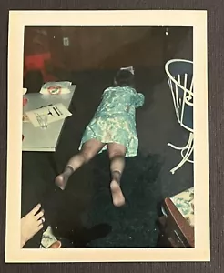 FOTO D'EPOCA TROVATA Donna in un moo moo sdraiato - Foto 1 di 3