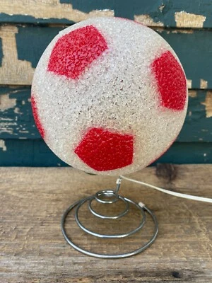 LÁMPARA DE PELOTA DE FÚTBOL ROJA Resina Plástica Suave Brillo Luz Nocturna Interruptor de Encendido/Apagado 8" de Alto Foto 1 de 4