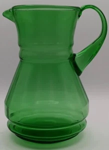 Brocca vintage in vetro verde con manico applicato alta 8" - Foto 1 di 8
