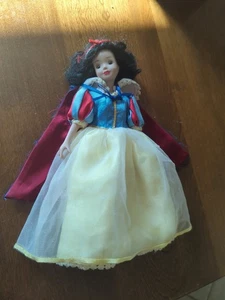 7-inch porcelain Snow White doll - Picture 1 of 12