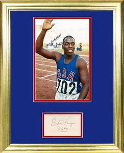 Tarjeta indexada firmada por Bob Hayes 1964 Juegos Olímpicos pieza enmarcada humana más rápida del mundo JSA - Imagen 1 de 5