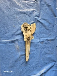 98 99 00 01 02 TOYOTA COROLLA LEFT REAR WINDOW REGULATOR MANUAL 154912 - Picture 1 of 2