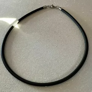 Collana in caucciu nero con chiusura in acciaio inox 45 cm x 5 mm catenina uomo - Foto 1 di 5