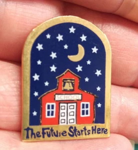 Prendedor de colección The Future Starts Here Schoolhouse de The Education People 1996 - Imagen 1 de 4