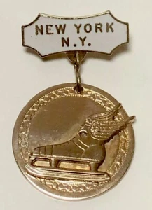 Vintage New York City Emaille geflügelte Schlittschuhe Anstecknadel 1940er Rangers Hockey - Bild 1 von 3