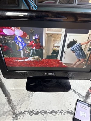 Philips 19PFL3504D/F7 19 inch LCD TV HDMI Flat Screen Television with Remote - Image 1 of 3