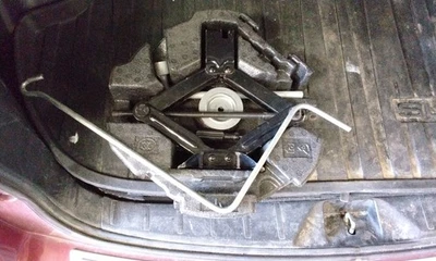 Gato de neumático de repuesto Subaru Forester 2012-2018 con herramientas OEM Foto 1 de 3