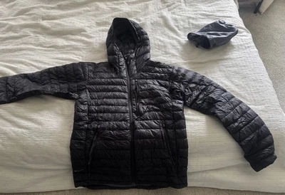 Chaqueta de plumón con capucha Rab Microlight Alpine negra para hombre Foto 1 de 3