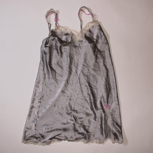 UNDERCOVER Abito slip Victoria's Secret in pervinca con orlo in pizzo spacco e strass