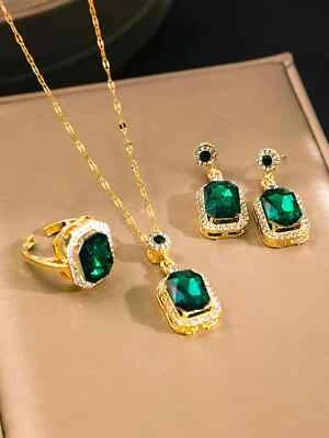 Conjunto de anillo, collar y pendientes enchapados en oro de 18k de esmeralda y circón creados en laboratorio Foto 1 de 4