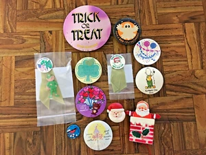 Vintage Original gemischtes Urlaub Lot (12) Pins Pinbacks Buttons ~ 1"-4"  - Bild 1 von 7