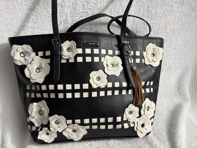 BOLSO DE MANO NINE WEST NEGRO CON FLORES BLANCAS 16" CÓNICO A 13" 10" ALTO 5" PROFUNDO Foto 1 de 4