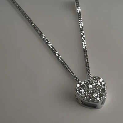 "Collar colgante de corazón de diamantes pavé de oro blanco de 9 quilates y cadena de 9 k 375 de 18""" Foto 1 de 4