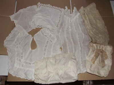 VIEUX LINGES VETEMENTS POUR POUPEE OU BEBE COLS PLASTRONS POCHETTES + DIVERS - Photo 1/4