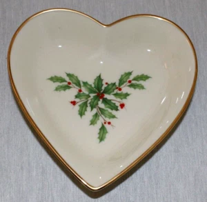 Lenox Holiday Heart-Shaped Holly Berry Porcelain Trinket Candy Dish w/ Gold Trim - Picture 1 of 6