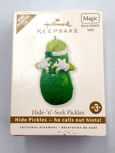 Hallmark Andenken Hide 'n' Seek Pickles magischer Christbaumschmuck NEU - Bild 1 von 5