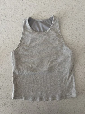 Camiseta sin mangas recortada Vuori gris acolchada acanalada talla S/m Foto 1 de 4