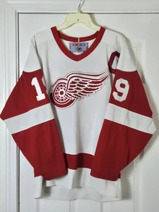 Vintage 90s CCM Detroit Red Wings Steve Yzerman #19 NHL Hockey Jersey Size M - Bild 1 von 6
