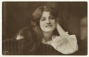 PORTRAIT OF A BRITISH BEAUTY WITH A FANTASTIC SMILE - Picture 1 of 2
