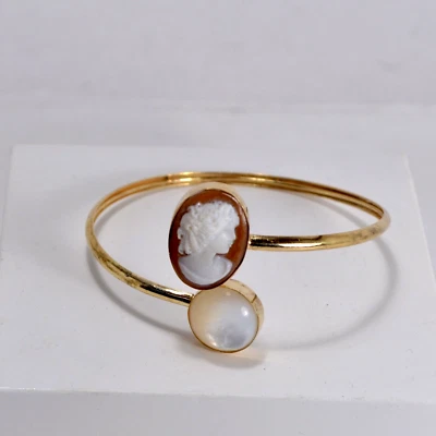 BRACCIALE  ARGENTO RIGIDO DORATO  CAMMEO E MADREPERLA                  AGRP 0151 - Immagine 1 di 3