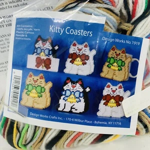 Design Works KITTY UNTERSETZER mit Glocken Kunststoff Leinwand KIT Garn Weihnachten NEU - Bild 1 von 4