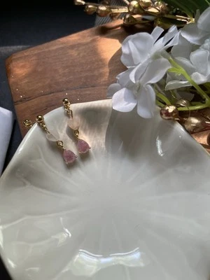 Pendientes colgantes de corazón rosa hechos a mano con tachuelas enchapadas en oro de 18k con piedras preciosas naturales Foto 1 de 3