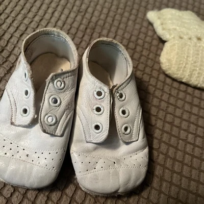 Zapatos de bebé vintage blancos todo cuero talla. Foto 1 de 4